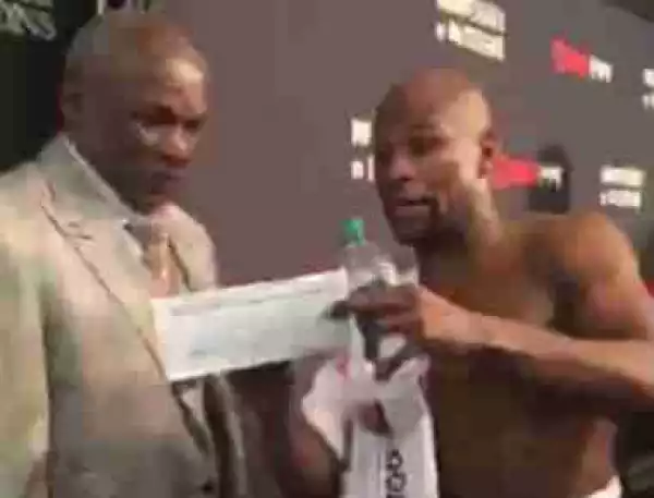 Floyd Mayweather Shows Off His Cheque After His Mega Money Win Over Conor McGregor (Pics, Video)
